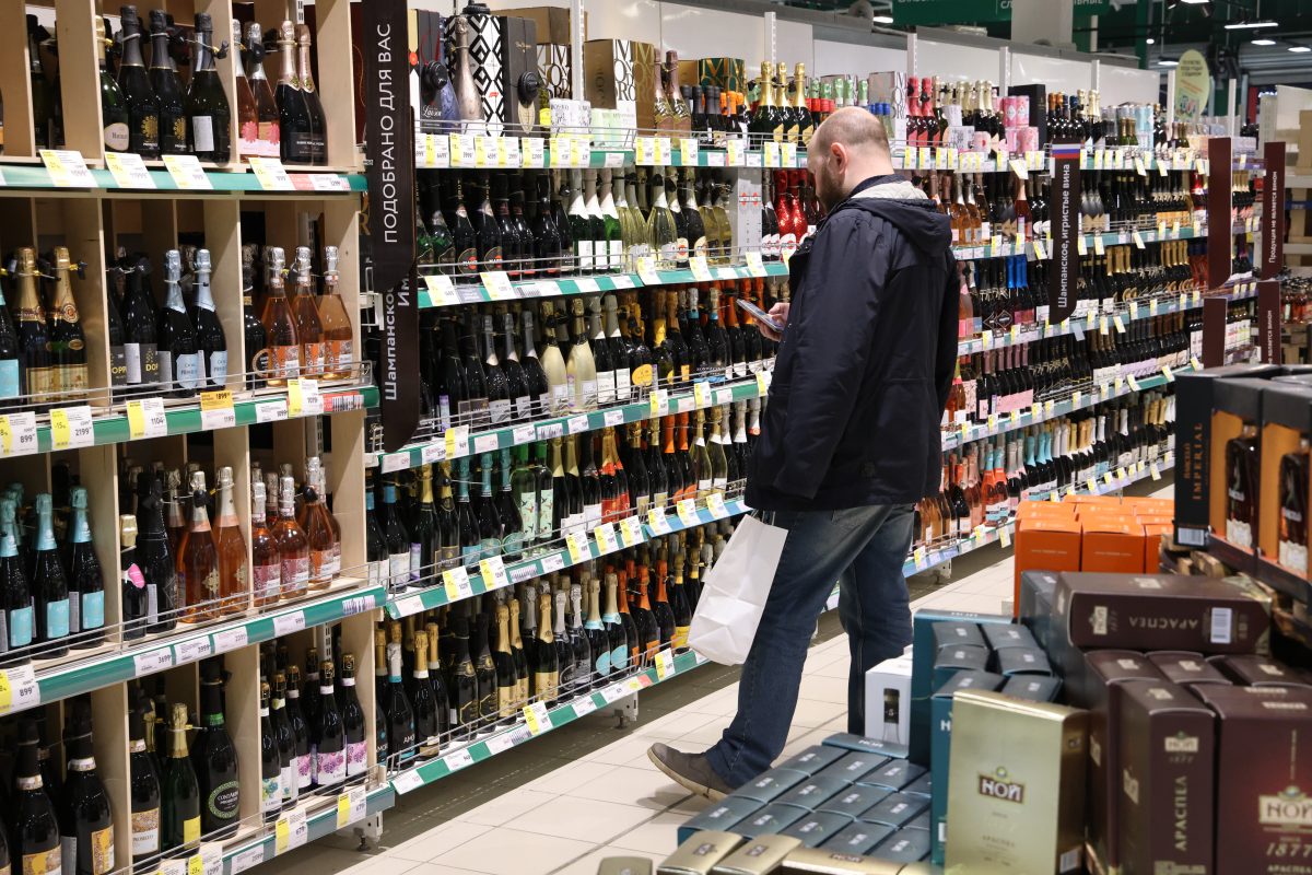 Юрист Терентьев назвал признаки, по которым можно отличить легальный алкоголь